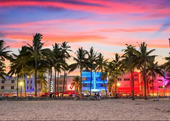 Snug Minimalist Full Bed With 50 Inch Smart Tv, Netflix, Airplay, Mini-Fridge, And 500 Mbps Wifi Near Fiu, Dolphin Mall, Airport