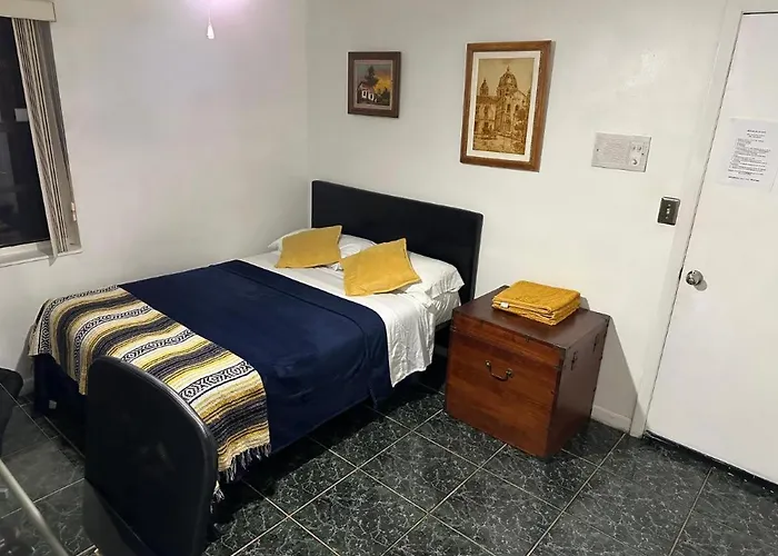 Snug Minimalist Full Bed With 50 Inch Smart Tv, Netflix, Airplay, Mini-Fridge, And 500 Mbps Wifi Near Fiu, Dolphin Mall, Airport